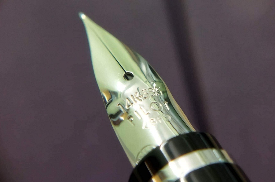 A master of fountain pen in Dhaka's Baitul Mukarram Mosque Market The